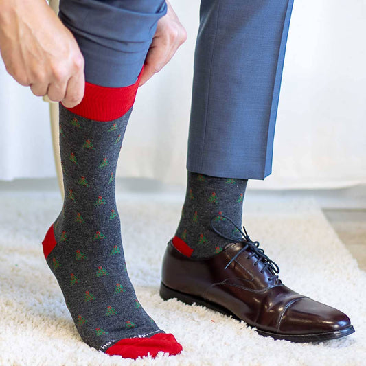 Men's Noelle Tree Socks   Charcoal/Red/Green   One Size